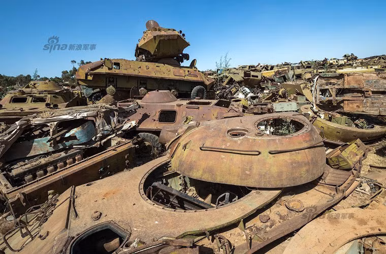 Theo một số thống kê, Ethiopia có trong trang bị khoảng 1.270 xe tăng T-54/55, 550 xe thiết giáp chở quân BTR-60PB và số lượng không rõ xe trinh sát BRDM.