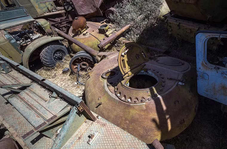 Tháp pháo tăng T-54/55 bị tách khỏi thân xe.