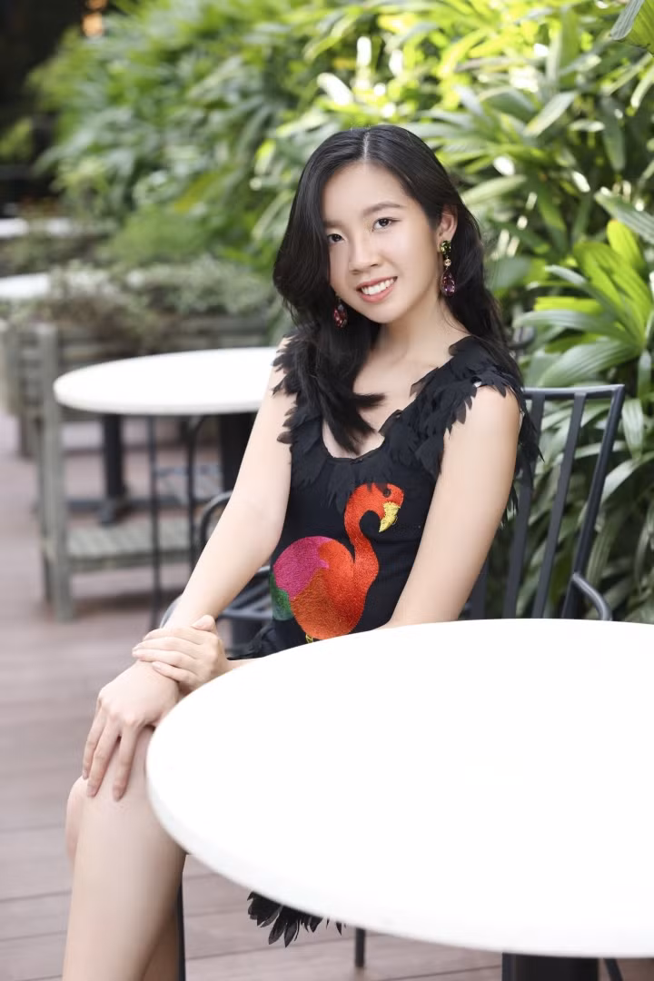 Dù có mẹ hoạt động nghệ thuật, nhưng Alex không có ý định tham gia showbiz. Cô ham đọc sách và thích tìm hiểu về marketing. Alex đang học marketing tại một trường Đại học ở California, Mỹ. Vì du học từ sớm nên con gái MC Thanh Mai rất hiếm khi xuất hiện trước truyền thông Việt Nam.