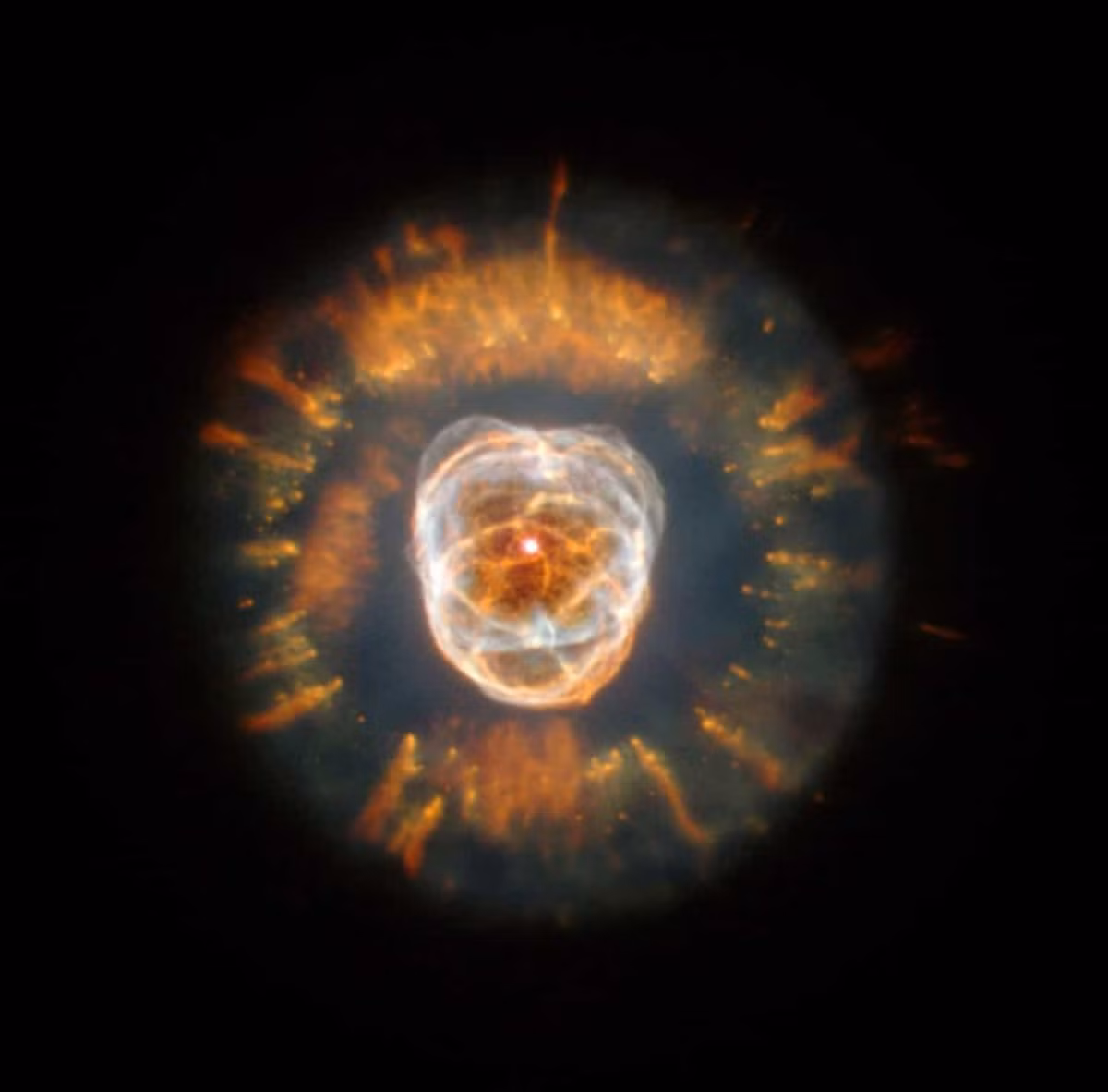 Tinh vân Mặt hề (Clown Faced Nebula): Tinh vân này còn có tên gọi là Tinh vân Sư tử vì trông giống bờm của một con sư tử. Nó nằm trong chòm sao Song Tử với những dải khí trải dài hơn 1 năm ánh sáng.