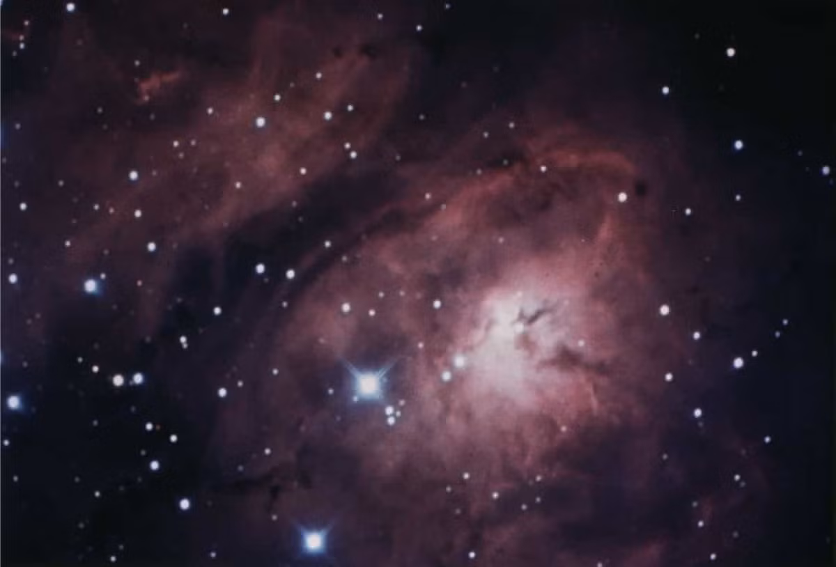 Tinh vân Đầm phá (Lagoon Nebula): Nằm trong chòm sao Nhân Mã, tinh vân này là một đám mây khí và bụi sao khổng lồ cách Trái Đất 6.000 năm ánh sáng. Kích cỡ và độ sáng khiến nó trở thành một trong số ít các tinh vân có thể nhìn thấy bằng mắt thường mặc dù trông khá mờ và chỉ quan sát được ở một số địa điểm trên Trái Đất.