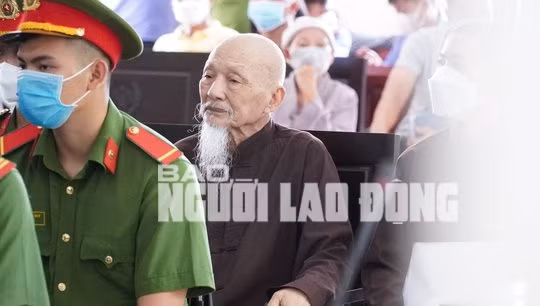 Cac bi cao o Tinh that Bong Lai xem Le Tung Van nhu Phat song