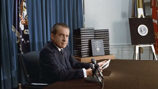 6. Vụ bê bối nghe lén hạ bệ Tổng thống Nixon: Câu chuyện bắt đầu với nhân viên FBI là G.Gordon Liddy, tư vấn tài chính cho ủy ban vận động tái cử của Tổng thống Nixon. Liddy được cấp 250.000 USD để thực hiện kế hoạch bẩn của mình. Theo đó, kế hoạch này bao gồm việc đột nhập vào văn phòng Ủy ban quốc gia của đảng Dân chủ (DNC) trong tòa nhà Watergate để cài các thiết bị nghe trộm điện thoại và ăn cắp tài liệu của đảng này.