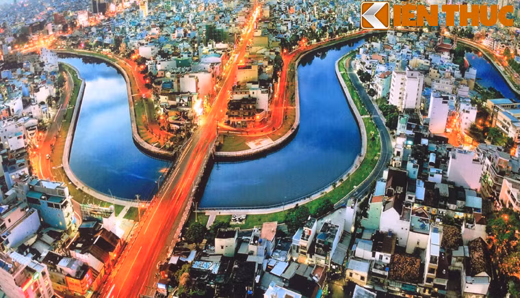 Kênh Nhiêu Lộc- Thị Nghè và 2 tuyến đường Hoàng Sa, Trường Sa dọc 2 bờ kênh là biểu tượng về môi trường xanh, đẹp của thành phố.