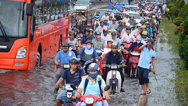 Mực nước ngập từ 0,3 đến 0,5m khiến nhiều phương tiện chết máy giữa đường. Người dân đi ra đường phải dầm trong nước mưa bẩn vô cùng khốn khổ.