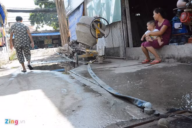 Không riêng gì nhà của anh Tuấn mà hàng trăm hộ dân nơi đây phải ngày ngày đối diện với cảnh khó khăn này. Để ngăn nước không tràn vào nhà, người dân đã phải bỏ ra không ít tiền để nâng nền, đổ bê tông phía trước taluy đường.