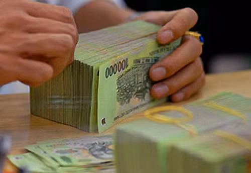 6. Đề xuất năm 2015 tăng lương cho 3 nhóm đối tượng. Ngày 6/11, tiếp thu ý kiến của Quốc hội khi thảo luận về ngân sách, Bộ Tài chính cho biết đã đề xuất phương án tăng lương trong năm sau.Theo đó, ba đối tượng sẽ được tăng lương trong năm sau gồm: người có công; người về hưu; cán bộ công nhân viên chức hưởng lương từ ngân sách hệ số từ 2,34 trở xuống tương đương mức lương hàng tháng là 3 triệu đồng/tháng trở xuống. Mức tăng sẽ là 8% lương tối thiểu hiện hành tương đương 90.000 đồng/tháng/người.