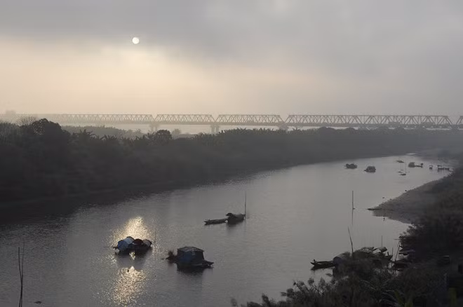 Mặt trời nhú dần xua tan làn sương lửng lơ, phiêu bồng.