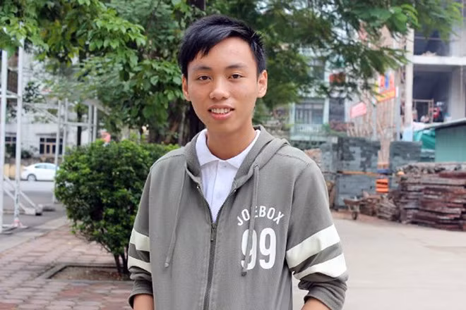 Nguyễn Thế Hoàn sinh năm 1997 hiện là học sinh lớp 12 THPT chuyên Khoa học Tự nhiên. Năm 2014, Hoàn là một trong những học sinh xuất sắc tham dự và dành HCV cuộc thi Olympic Toán học quốc tế (IMO). "Hiện tại một trường ĐH tại Singapore gọi sang học, nhưng em đang đợi học bổng từ các trường ĐH hàng đầu ở Mỹ hoặc Canada", Hoàn cho biết.