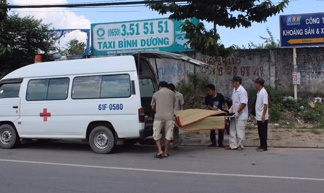 Đến hơn 14h cùng ngày, thi thể 2 cô gái được di dời khỏi hiện trường.