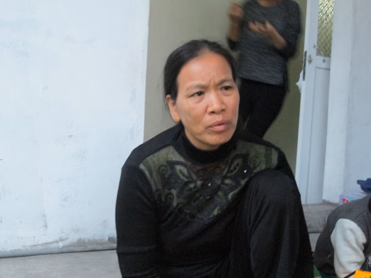 Chị Đỗ Thị Xuân (mẹ cháu bé) cho rằng thái độ làm việc của ê kịp trực là thiếu trách nhiệm, nhất là bác sỹ trực chính. “Con tôi rơi vào trạng thái nguy kịch thì mới thấy bác sỹ xuất hiện, trước đó chỉ có điều dưỡng chăm sóc. Đã 2 lần chúng tôi hỏi bác sỹ xin chuyển lên tuyến trên nhưng chỉ nhận được những lời ậm ừ, không giải thích rõ. Tôi rất muốn cơ quan chức năng sớm tìm rõ nguyên nhân cái chết của con tôi và làm rõ trách nhiệm của các bác sỹ trong vụ việc này”.