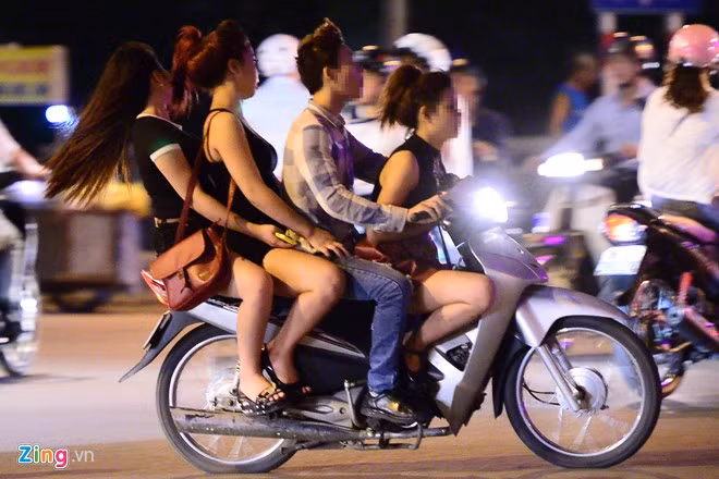 Kẹp 4, kẹp 5 vượt đèn đỏ, chạy với tốc độ trên 60km/h trong nội đô.