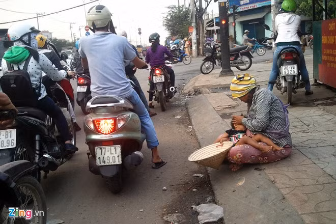 Cùng thời điểm, tại một số ngã tư trên quốc lộ 1A, quận Bình Tân cũng xuất hiện nhóm "cái bang" người Campuchia gồm một phụ nữ, một bé trai hơn 10 tuổi và 3 trẻ nhỏ ngồi ở các ngã đường xin tiền từ sáng cho tới tối.