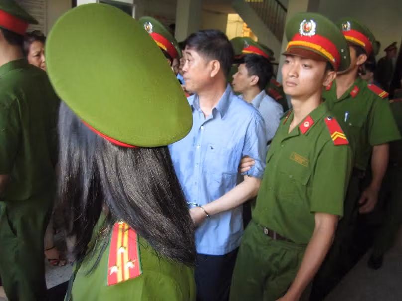 Bị cáo Trần Hải Sơn được đưa ra xe sau phiên xét xử và tuyên án.