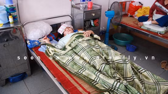 Sau vụ bị đánh ghen, chị Chinh phải nằm viện cả tháng.