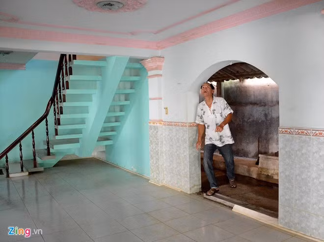 Trần và nền nhà của anh Tuấn chỉ còn cách nhau hơn 2 mét do căn nhà này đã bị nâng nền đến 4 lần nhưng hiện vẫn thấp hơn mặt đường.