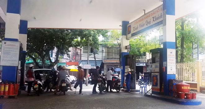 Cột bơm xăng A95 đông khách hơn trong khi cột bơm E5 hoàn toàn bị bỏ trống.