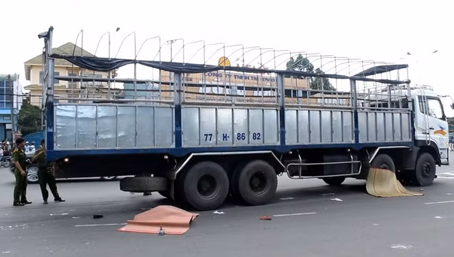 Cú tông cực mạnh khiến các nạn nhân cùng chiếc xe bị cuốn vào gầm, kéo lê đi một đoạn. Hai nạn nhân tử vong tại chỗ, thi thể bị kẹt dưới bánh xe tải.