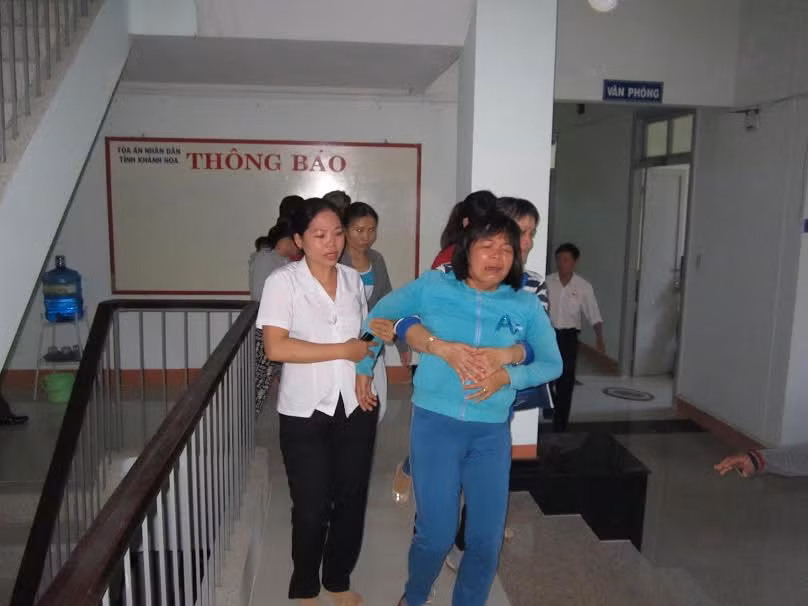 Người thân các bị cáo khóc nức nở khi kết thúc phiên tòa.