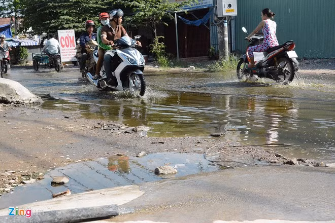 Tình cảnh mưa thì ngập, nắng thì bụi đầy nhà vẫn đang ám ảnh cuộc sống của người dân nơi đây. Nước thải sinh hoạt xả ra đường không chỉ ảnh hưởng đến những hộ dân xung quanh mà còn làm ảnh hưởng đến việc lưu thông của người đi đường.