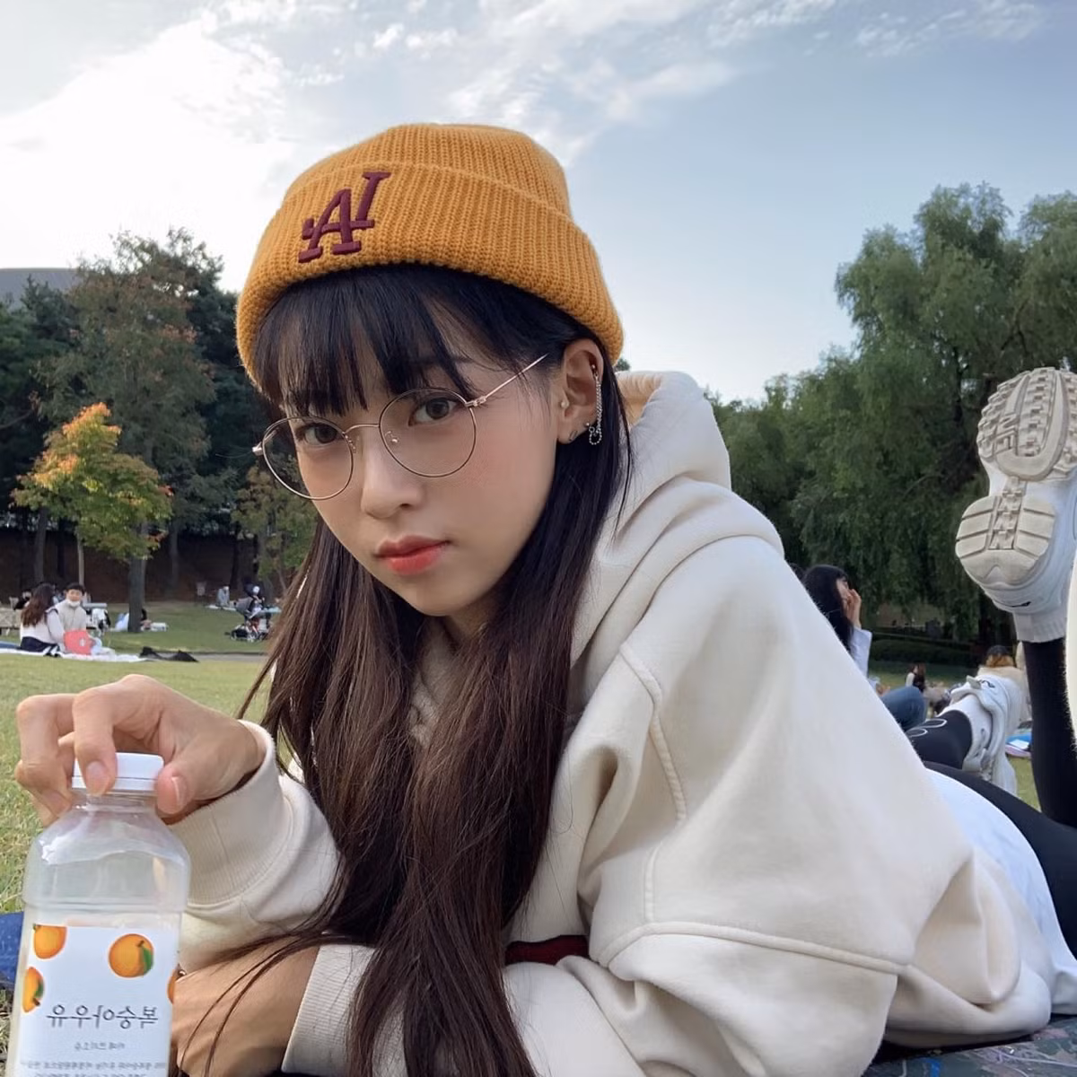 Cái tên Kim Min Ji đặc biệt nổi tiếng trên những cộng đồng mạng chủ yếu dành cho nam giới. Một bài đăng trên nhóm fmkorea từng giới thiệu cô là "nữ VĐV điền kinh đẹp nhất Hàn Quốc" và thu hút hơn 30.000 lượt chia sẻ.