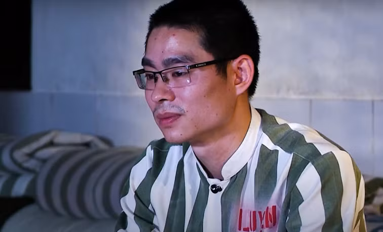 Chia sẻ về gia đình, Luyện nói: “Thường thường thì gia đình em nó hơi hơi nhạt nhẽo, không được như gia đình khác. Tình yêu của bố mẹ dành cho em rất nhiều nhưng có lẽ em không cảm nhận được. Có thể là cách biểu đạt của họ không giống với cái mong muốn trong tâm lý của em.” (Ảnh cắt từ clip Truyền hình Quốc hội)