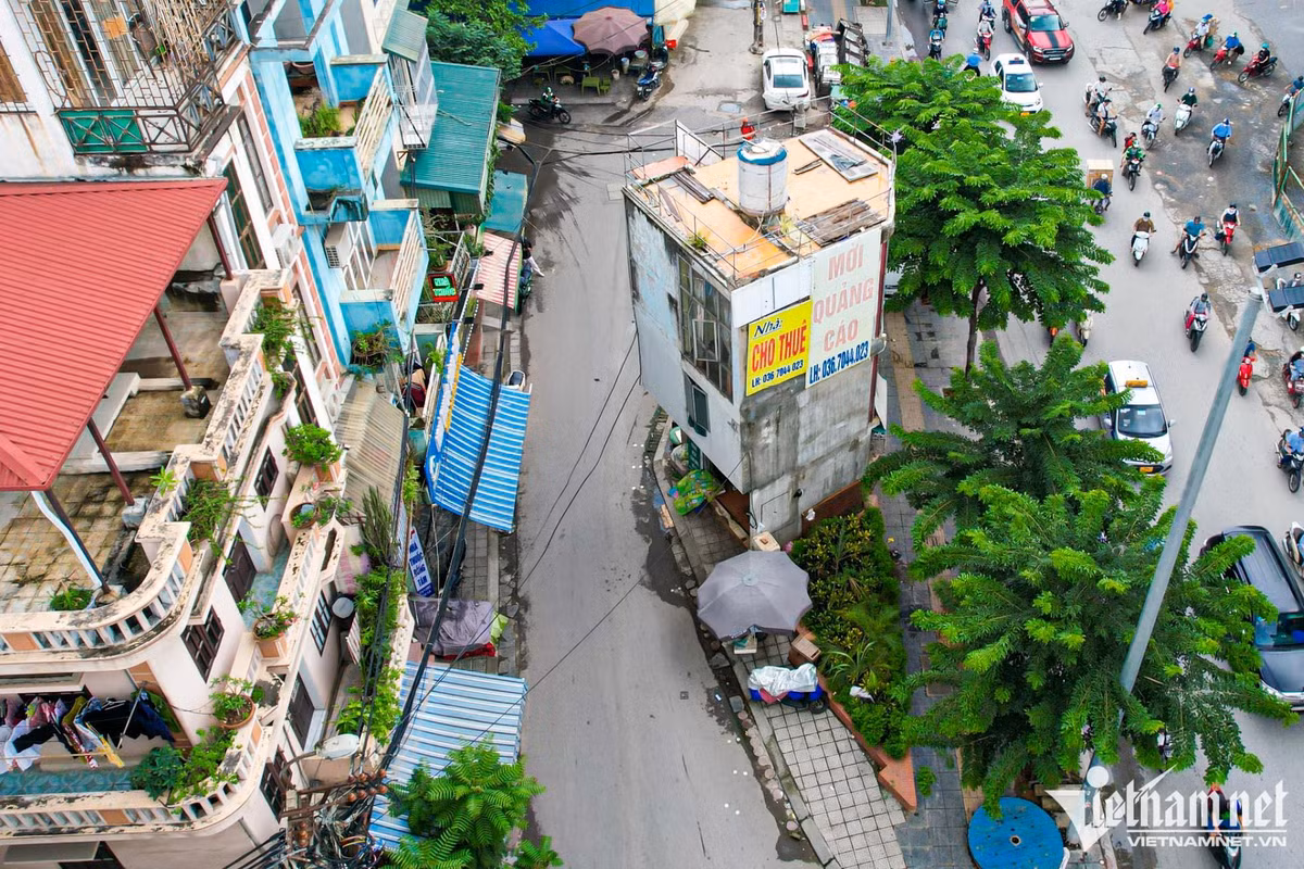 Căn nhà này nằm đối diện số nhà 21, 23, 25 khu tập thể 128 C Đại La
