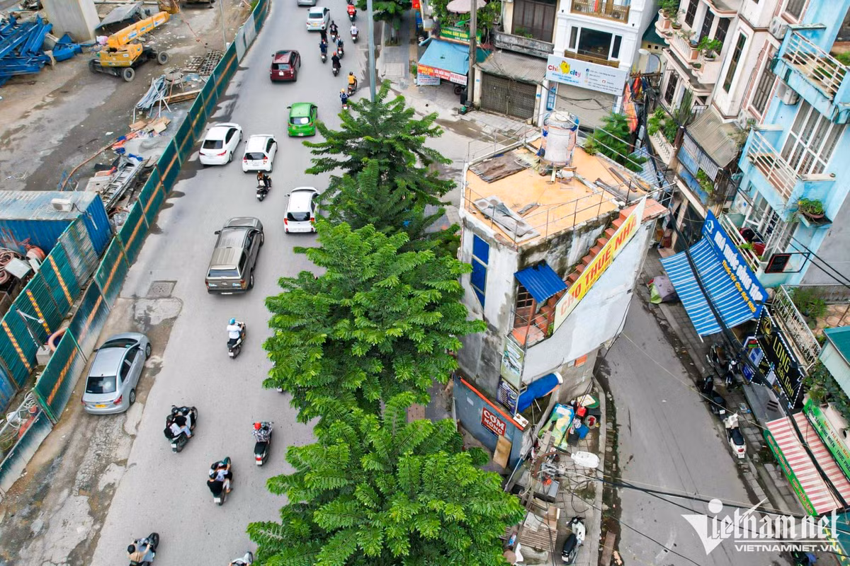 Đặc biệt nhất là căn nhà độc đáo với 4 mặt tiền tại 128 Đại La (phường Đồng Tâm, quận Hai Bà Trưng) nằm giữa lối đi khu tập thể và mặt đường Đại La