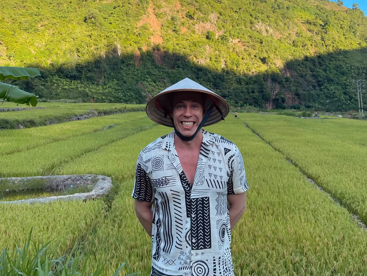Cap doi Ba Lan phuot Tay Bac: 'Chung toi nga xe, nguoi dan xum vao do'-Hinh-10