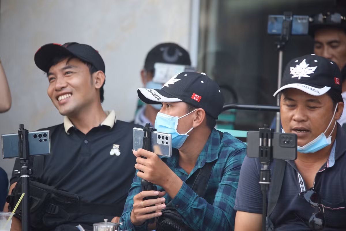 Nhiều người không rời màn hình. Họ liên tục nói và chia sẻ những diễn biến quanh khu vực xét xử.