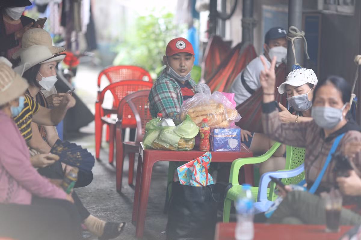 Nhiều người từ TP HCM, Đồng Nai, Bà Rịa - Vũng Tàu cũng chuẩn bị đồ ăn, đón xe đến Long An để theo dõi phiên tòa. Họ mong phiên tòa diễn ra công minh, xét xử đúng người đúng tội.