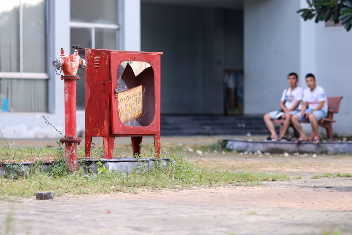 Thiết bị phòng cháy chữa cháy bị mất cắp chỉ còn lại những chiếc tủ trống rỗng.