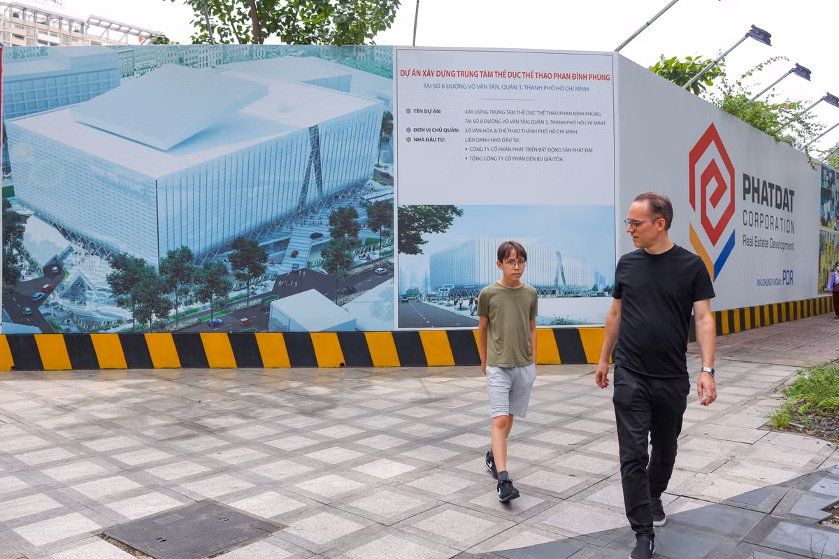Theo thiết kế, Trung tâm TDTT Phan Đình Phùng được xây dựng trên diện tích 14.700 m2 gồm 2 khối: Cụm nhà thi đấu chính và khu vực nhà tập luyện đa năng. Ngoài 2-3 tầng hầm để xe cùng với khối văn phòng, điểm nhấn của công trình là sân thi đấu với khán đài có sức chứa 4.000 chỗ.