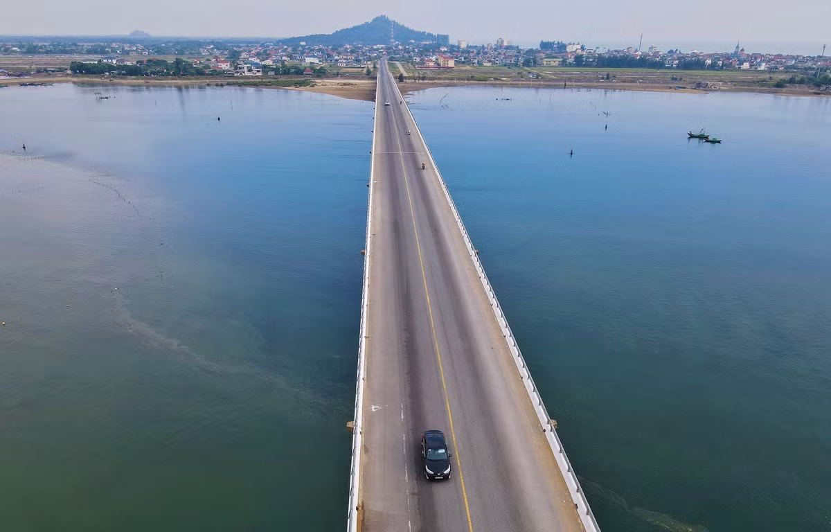 Sau khi hoàn thành, đưa vào sử dụng, cầu Cửa Nhượng giúp kết nối giao thông, liên kết các vùng và là điểm nhấn trong quần thể khu du lịch biển Thiên Cầm. Tuy nhiên, hơn 8 năm qua, cầu vẫn chưa được lắp đặt hệ thống đèn chiếu sáng. Việc này đã ảnh hưởng tới người dân và phương tiện mỗi khi lưu thông qua cầu vào buổi tối.