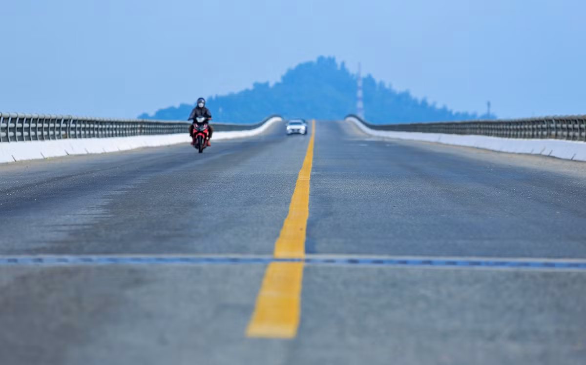Công trình có chiều dài hơn 1,3 km, mặt cầu rộng 14 m. Sở Giao thông Vận tải Hà Tĩnh làm chủ đầu tư với tổng mức đầu tư gần 500 tỷ đồng. Tháng 4/2010 cầu khởi công xây dựng và hoàn thành, đưa vào sử dụng từ tháng 5/2014.