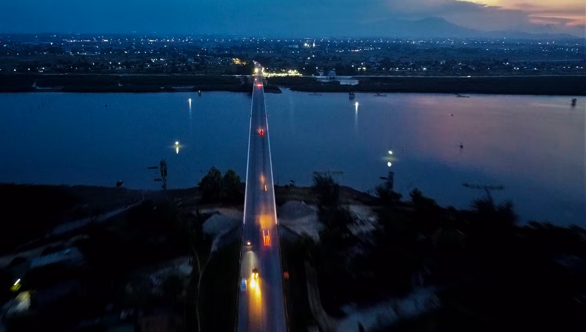 Cầu Cửa Sót là công trình kết nối trong dự án đường nối quốc lộ 1 với mỏ sắt Thạch Khê (huyện Thạch Hà) với tổng mức đầu tư hơn 120 tỷ đồng. Cầu có chiều dài 488 m, rộng 12 m, nhịp giữa sông dài 90 m, do Sở Giao thông Vận tải Hà Tĩnh làm chủ đầu tư. Tháng 10/2008, cầu được khởi công và hoàn thiện, đưa vào sử dụng từ cuối năm 2010.