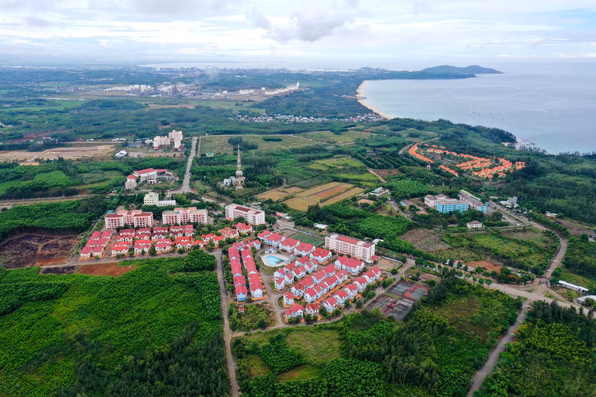 Tháng 9/2015, UBND tỉnh Quảng Ngãi quyết định công nhận đô thị Vạn Tường, Khu kinh tế Dung Quất đạt tiêu chuẩn đô thị loại V. Theo đó, khu đô thị này rộng 650 ha thuộc địa giới hành chính hai xã Bình Trị và Bình Hải, huyện Bình Sơn.