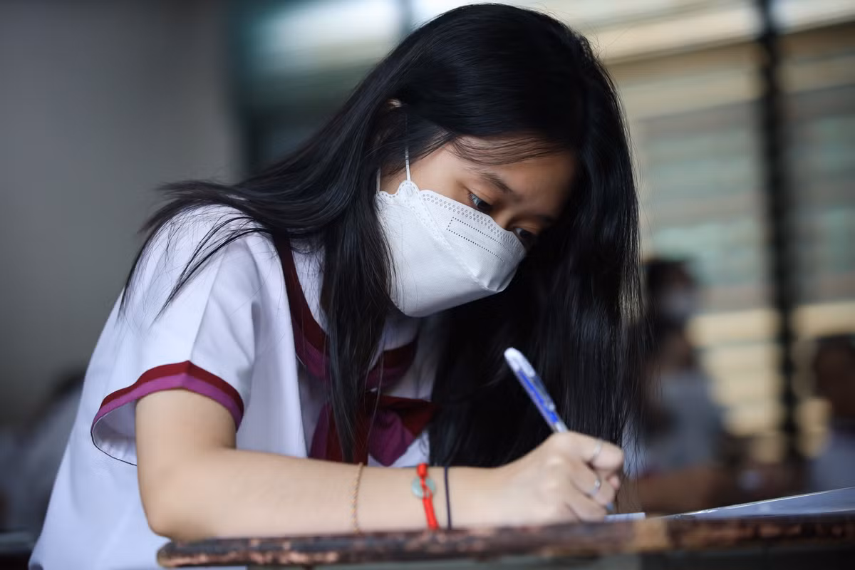 7h30, trống báo hiệu môn thi Ngữ văn bắt đầu. Thời gian làm bài thi môn Ngữ văn là 120 phút, hình thức làm bài là tự luận gồm hai phần đọc hiểu và làm văn.