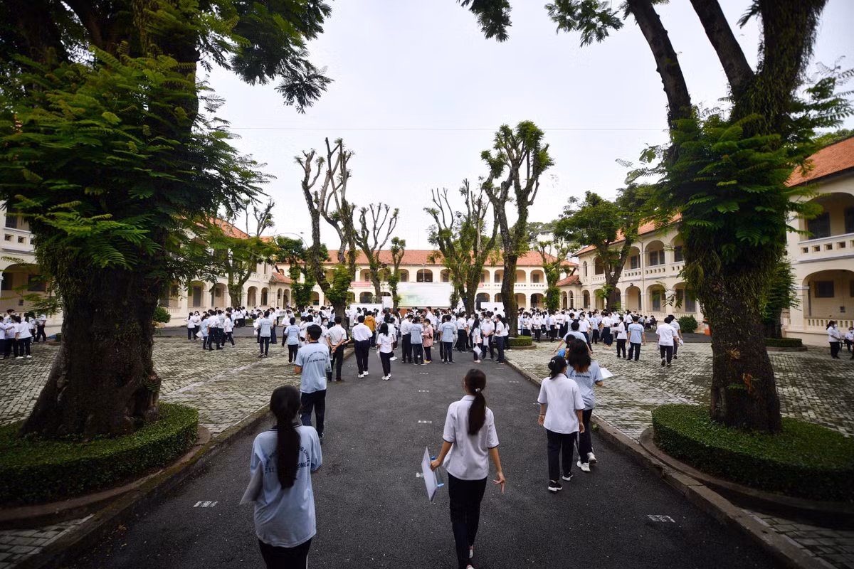 Trước đó, chiều 6/7, các thí sinh đã làm các thủ tục thi, nghe quy chế và sửa đổi bổ sung các giấy tờ bị nhầm lẫn hoặc sai sót. Trong buổi làm thủ tục, cả nước thống kê được 38 thí sinh mắc Covid-19. Thí sinh diện F0 dự thi được các điểm thi bố trí thi tại phòng riêng biệt.