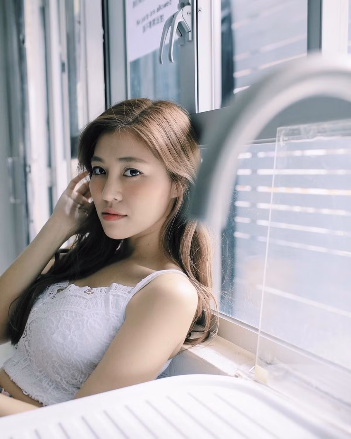 Tai tiếng clip nóng, tổ chức chat sex khiến hình ảnh Trương Gia Hân sụp đổ. Cô hiện vấp phải làn sóng tẩy chay từ dư luận Hong Kong vì có hành vi kinh doanh tình dục không đứng đắn với người hâm mộ.