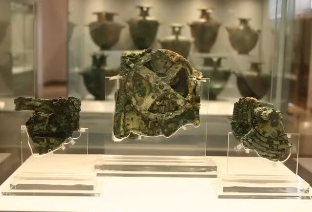  Cỗ máy Antikythera: Cỗ máy Antikythera là một trong những cơ chế tính toán lâu đời nhất được biết đến, có lẽ là máy tính analog đầu tiên trong lịch sử, có thiết kế cực kỳ phức tạp.