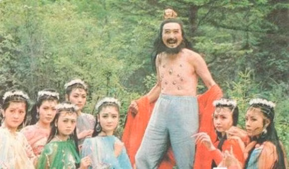 Ngoài nhan sắc xinh đẹp, đàn yêu nhện còn có đại sư huynh, vốn là một con rết tinh có 100 mắt ở bụng. Hắn dùng táo đỏ để hạ độc dược Đường Tăng.
