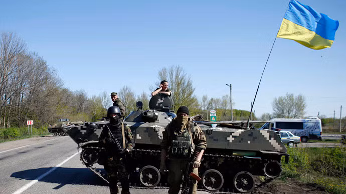 Các binh sĩ Ukraine đứng gác tại một trạm kiểm soát ở làng Malinivka, phía đông của Slavyansk hôm 24/4. Ảnh minh họa.