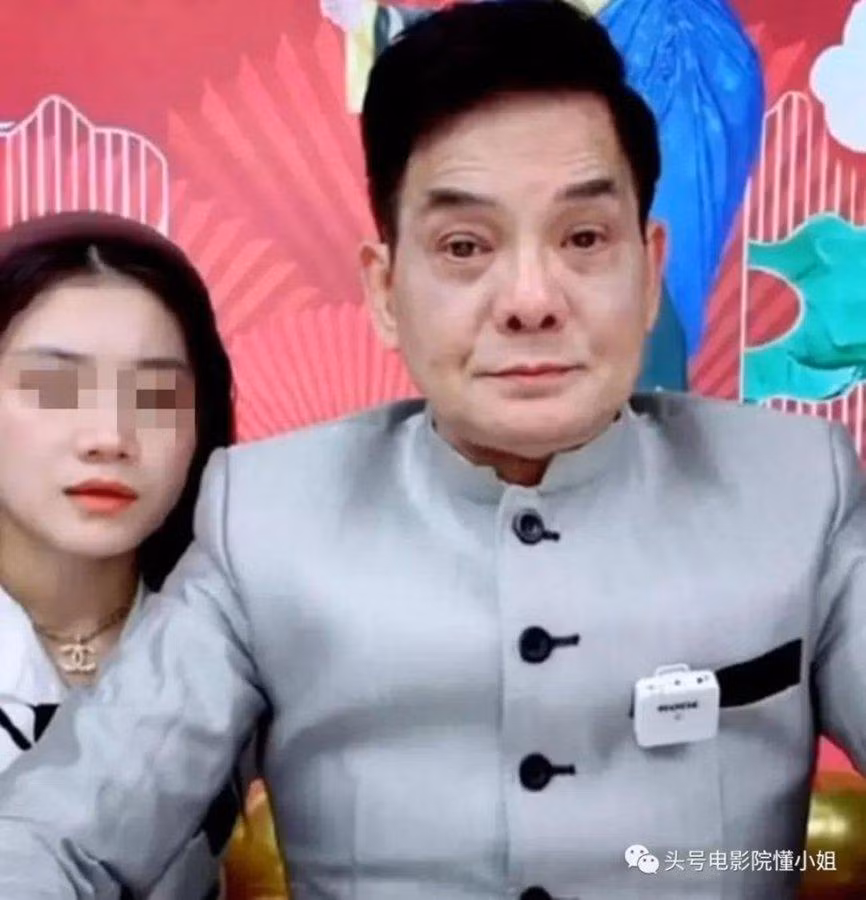 Ở tuổi 67, Lý Quốc Lân vẫn phải livestream để mưu sinh, khiến nhiều người xót xa. Ngôi sao "Thiên Long Bát Bộ" từng bị chê không có kỹ năng livestream, bởi trong suốt 8 giờ phát sóng, ông chỉ thu hút được 1.000 người xem, doanh thu là một con số 0 tròn trĩnh.
