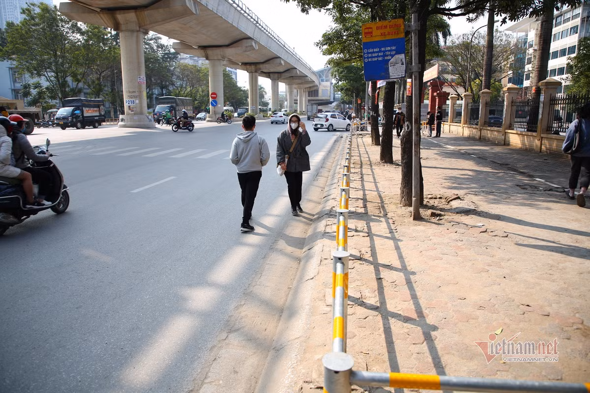 Hinh anh rao via he o Ha Noi chan ca loi di bo, qua duong buoc phai treo-Hinh-8
