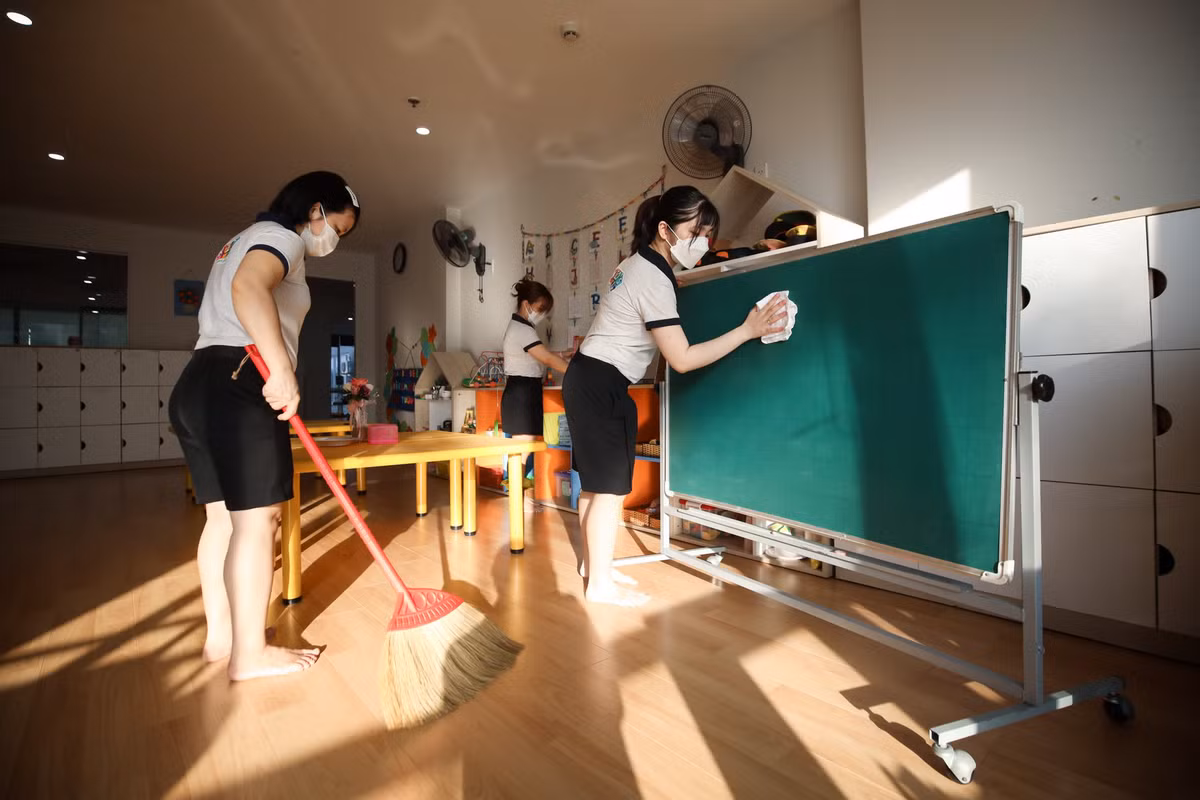 Trước đó, các trường mầm non tại TP.HCM đã được vệ sinh, khử khuẩn. Giáo viên, nhân viên của trường trang trí lớp học, chỉnh trang lại khuôn viên và rà soát, bổ sung những vật dụng, đồ chơi, công trình ngoài trời bị hư hỏng.