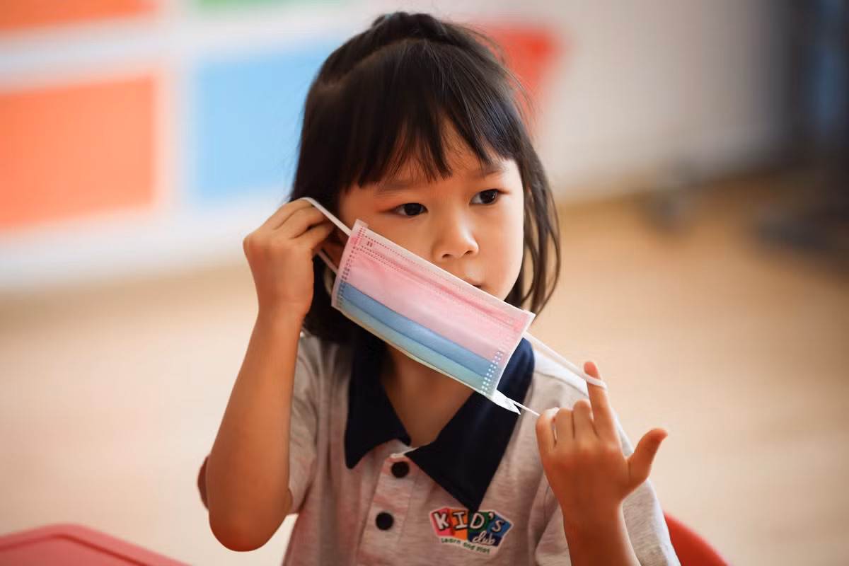 Trong buổi học đầu tiên, giáo viên hướng dẫn các bé cách đeo khẩu trang đúng cách và rửa tay sát khuẩn. "Các con có biết tại sao chúng mình phải nghỉ học không? Do virus ạ, do Covid-19 ạ, cô ơi do dịch bệnh ạ,...", các bé vui vẻ với bài học.
