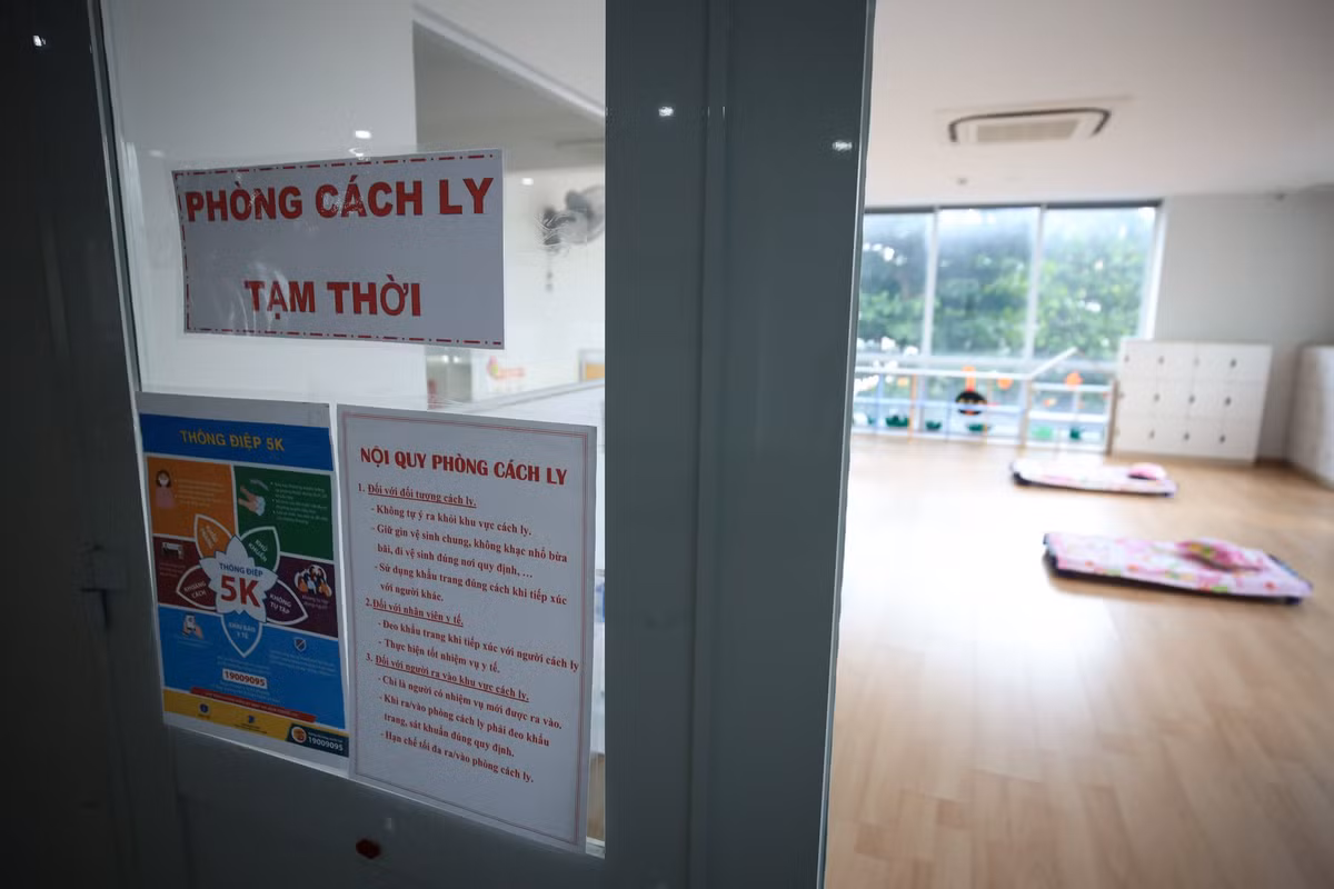 Nhà trường chuẩn bị phòng cách ly tạm thời cho các trẻ có biểu hiện sốt, mệt mỏi.