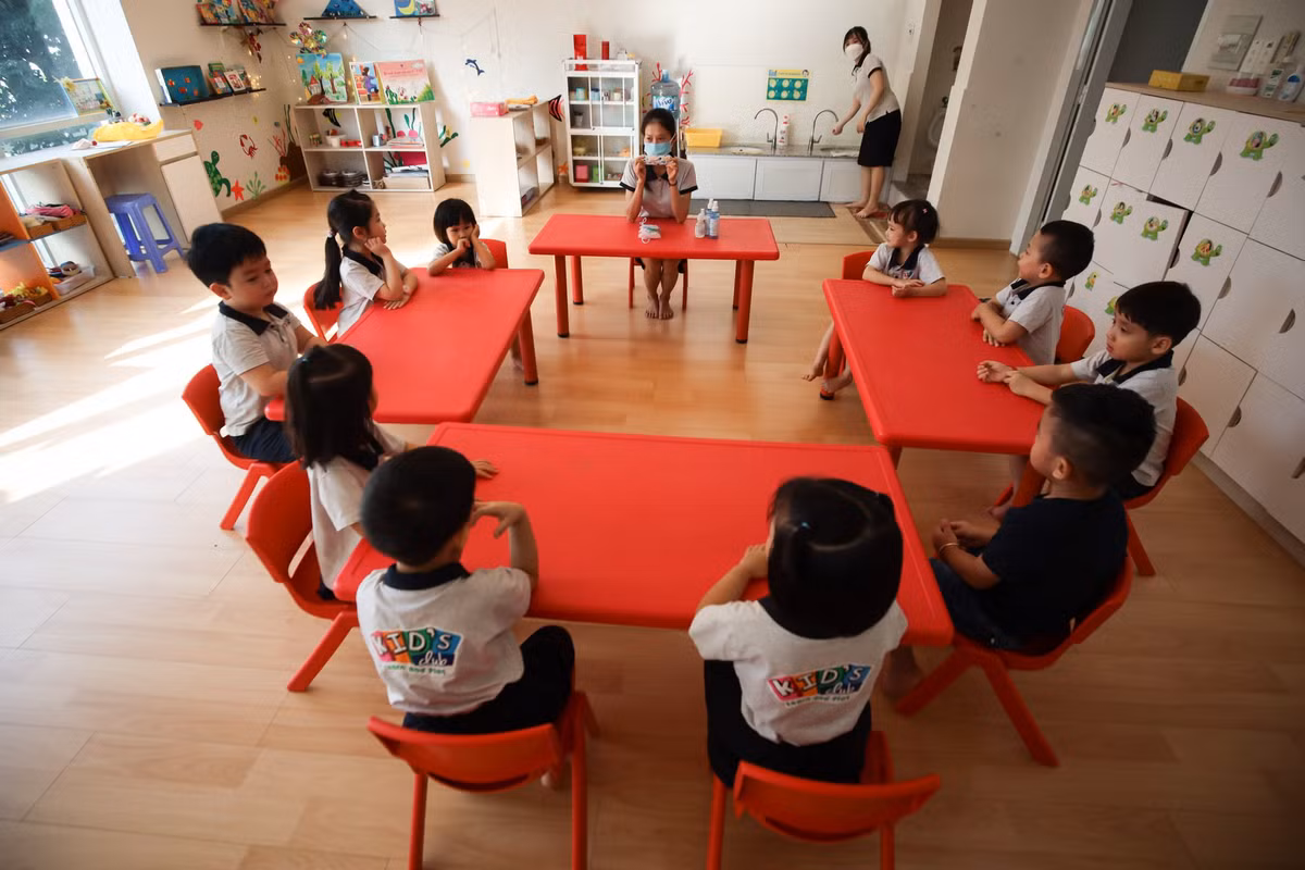 Cô Bùi Thị Hải, giáo viên mầm non hân hoan khi được gặp lại trẻ. "Lâu nay chỉ được nhìn các con qua điện thoại, giờ gặp lại thấy các bé đã lớn hơn nhiều. Thời gian nghỉ lâu, một vài bạn bỡ ngỡ nhưng nhìn chung các con đều rất mong chờ, đếm từng ngày để được đi học", cô chia sẻ.