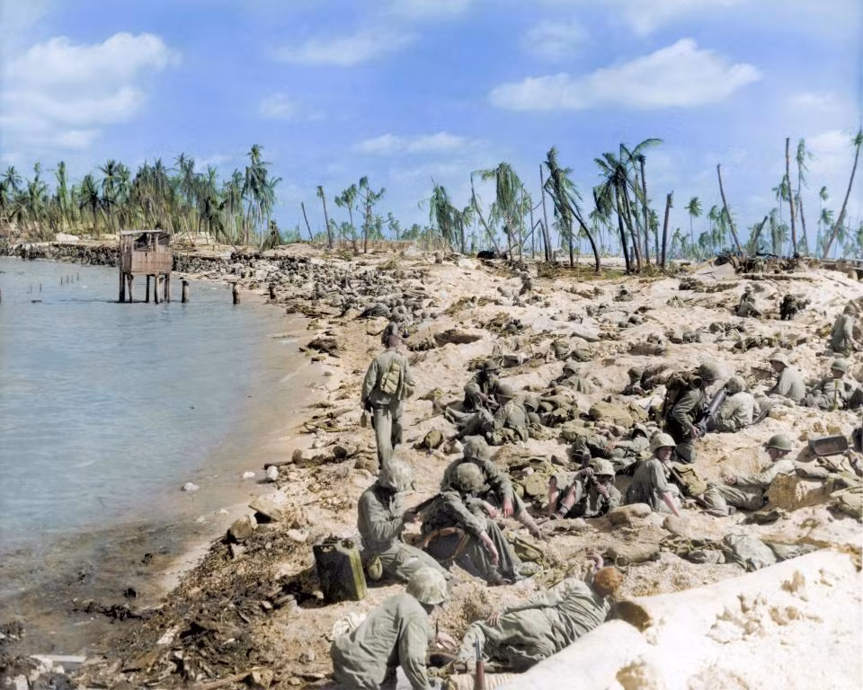 Thủy quân lục chiến Mỹ tập trung trên bãi biển trong trận đánh đảo Tarawa ở quần đảo Kiribati, 1943. Có khoảng 4.600 trường hợp tử vong được ghi lại sau trận chiến đẫm máu. Ảnh: The Sun.